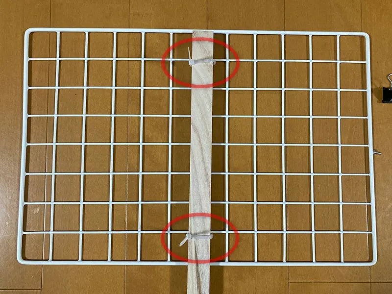 STEP.1 ワイヤーネットと棒を固定する｜プラカードの作り方(初級編・Bタイプ）