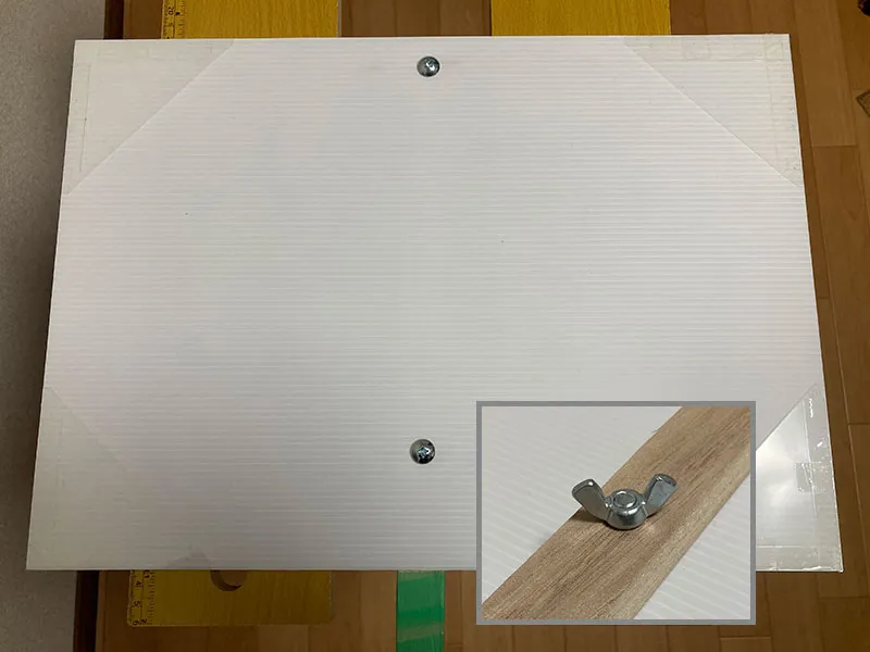 STEP.4 穴にボルトとナットを固定｜プラカードの作り方(上級編）